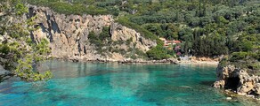 Destination de rêve Mykonos : vue côtière pittoresque.