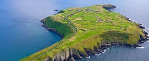 Kinsale : Péninsule verte avec phare.
