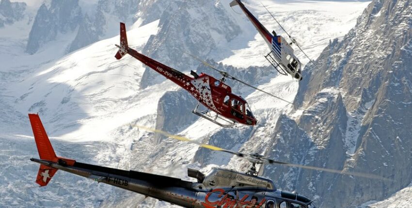 Hélicoptères dans les montagnes enneigées - location jet privé.
