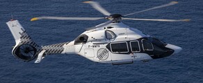 Hélicoptère H160 en vol au-dessus de la mer