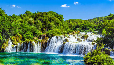 Locations vacances Croatie : cascades et falaises pittoresques.