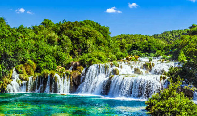 Locations vacances Croatie : cascades et falaises pittoresques.