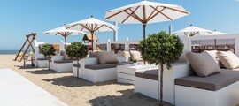 Plage Knokke-le-Zoute : lounge relaxant, canapés blancs, ciel bleu