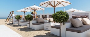 Plage Knokke-le-Zoute : lounge relaxant, canapés blancs, ciel bleu