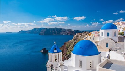 Santorin, Grèce : Bâtiments blancs et mer bleue.