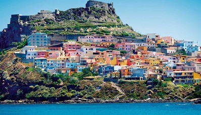 Ville côtière italienne vue d'en haut.