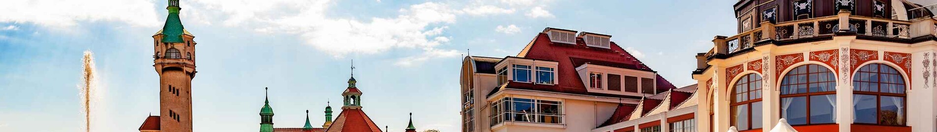 Place pittoresque de Sopot avec tour et fontaine.
