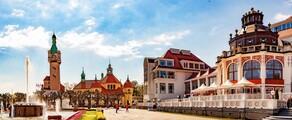 Place pittoresque de Sopot avec tour et fontaine.