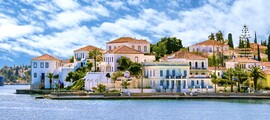 Vue panoramique sur le front de mer dans le village de Spetses.