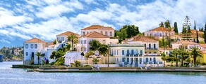 Vue panoramique sur le front de mer dans le village de Spetses.