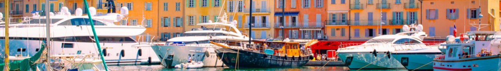 Port en Corse, ensoleillé, voiliers, yachts.