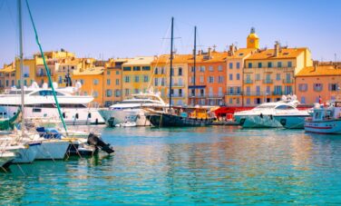 Port en Corse, ensoleillé, voiliers, yachts.