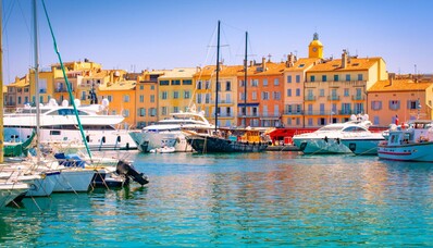 Port en Corse, ensoleillé, voiliers, yachts.