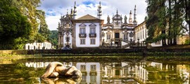 Palais baroque reflété dans un étang, Vila Real.