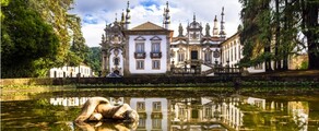 Palais baroque reflété dans un étang, Vila Real.