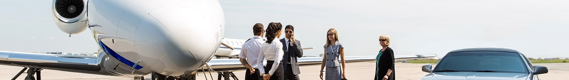 Location de jet privé, groupe en discussion sur le tarmac.