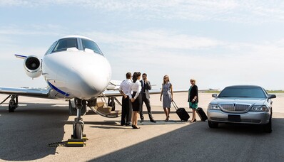 Location de jet privé, groupe en discussion sur le tarmac.