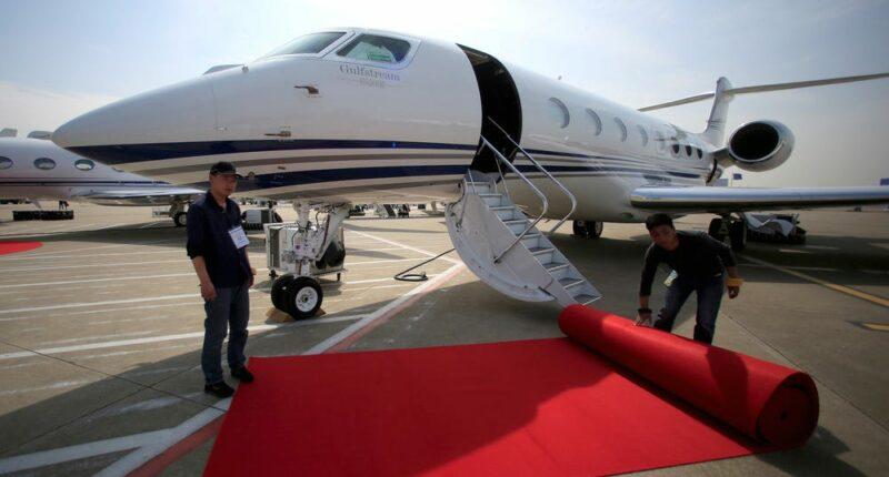 jet privé Gulfstream avec tapis rouge