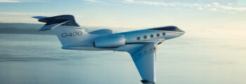 G550 jet privé en vol au dessus des nuages au couché de soleil