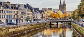 Vue pittoresque de Quimper avec cathédrale.