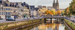 Vue pittoresque de Quimper avec cathédrale.
