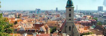 Bratislava_old_town_from_castle_hill-Crédit-wikimedia-Commons