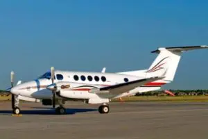 Location de jet privé : petit jet blanc et rouge sur le tarmac