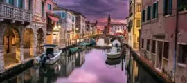 Venise : canal pittoresque au crépuscule.