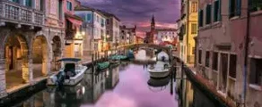 Venise : canal pittoresque au crépuscule.