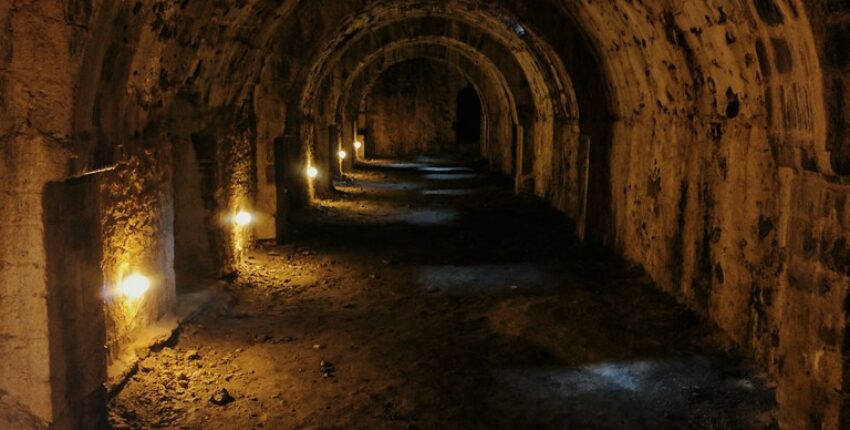 Tunnel ancien à Mytilène, éclairage intimiste.