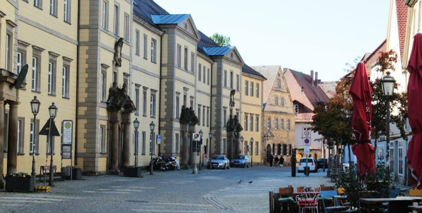 bâtiments historiques Bayreuth, café aux parasols rouges.