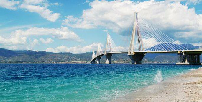pont sur mer eau bleu turquoise, Patras, Grèce