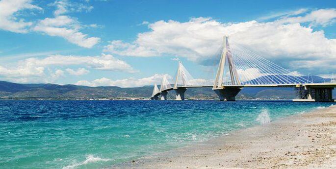 pont sur mer eau bleu turquoise, Patras, Grèce