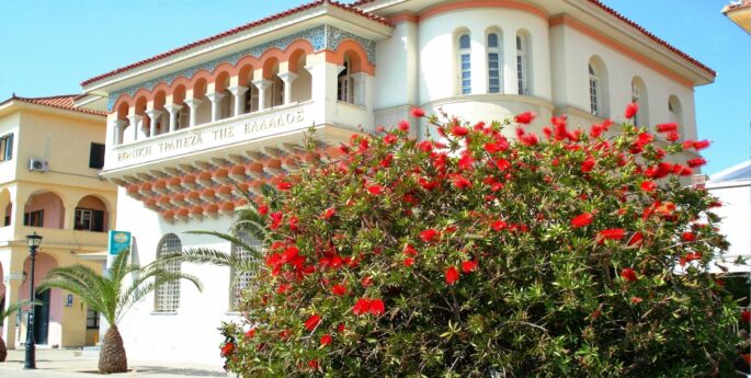 banque nationale grecque blanche avec fleures rouges