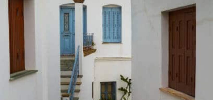 ruelles bleues et blanches de skyros