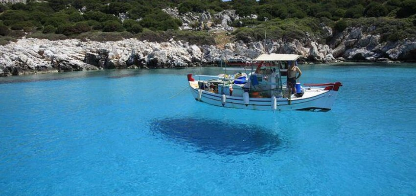 ville blanche de skyros sur une montagne