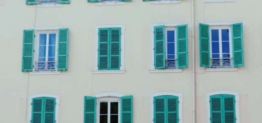 Maison Blanche aux fenêtres bleues à Villefranche sur Saône