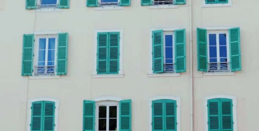 Maison Blanche aux fenêtres bleues à Villefranche sur Saône