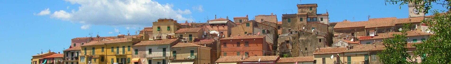 Location de jet privé : village coloré, ciel bleu.
