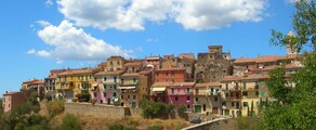 Location de jet privé : village coloré, ciel bleu.