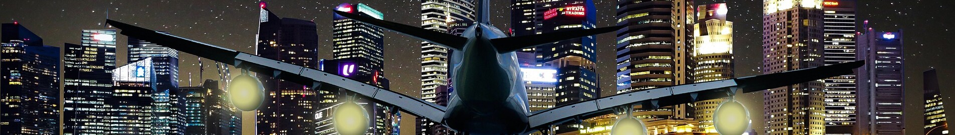 Location de jet privé : city skyline illuminé, avion atterrissant nuit.