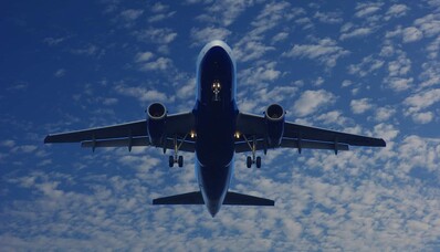 location de jet privé: grand avion dans le ciel bleu