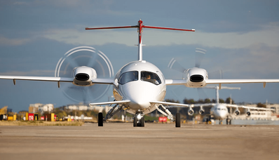 location de jet privé, avion blanc sur la piste.
