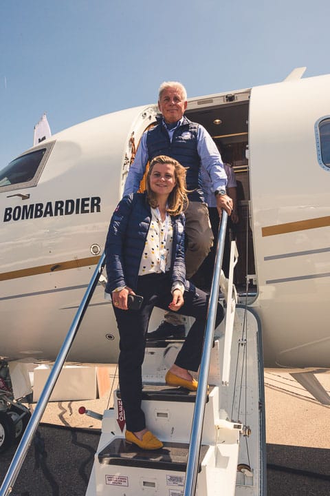Location de jet privé : Isabelle Clerc surveillante sortie avion.