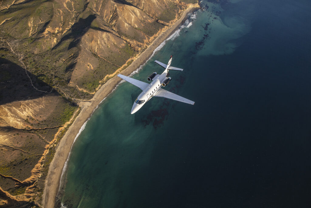 Jet privé Cessna XLS en vol au dessus de la mer - top 5 des jets privés les plus populaires en 2022