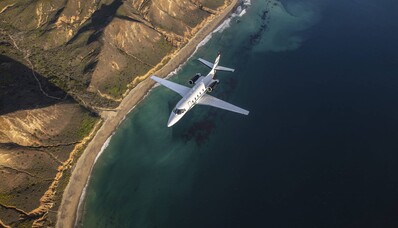 Jet privé Cessna XLS en vol au dessus de la mer