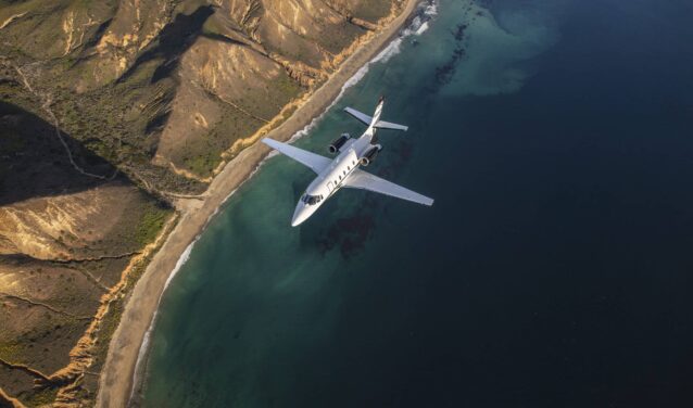 Jet privé Cessna XLS en vol au dessus de la mer
