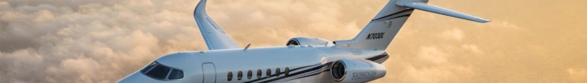 Location jet privé : Jet au-dessus des nuages.