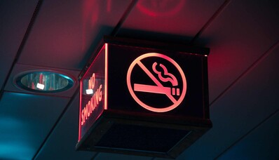Fumer jet privé / Panneau indiquant l'interdiction de fumer