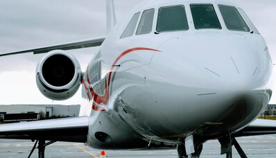 Jet privé en attente du plein de bio carburant (SAF)